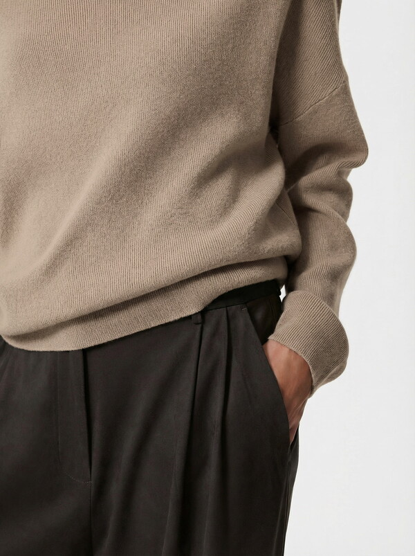 фото Свитер с цельнокроенным асимметричным воротником из пряжи на основе шерсти с кашемиром бежевый glvr (s)