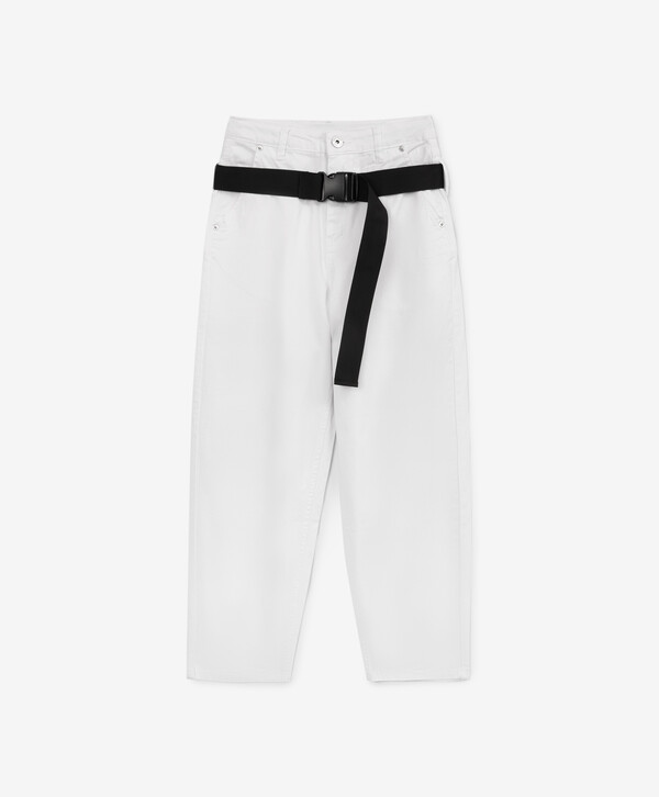 фото Джинсы для девочки силуэта mom fit белые с контрастным поясом gulliver