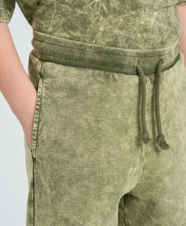 Джоггеры детские зеленые с поясом на резинке и эффектом варки Button Blue