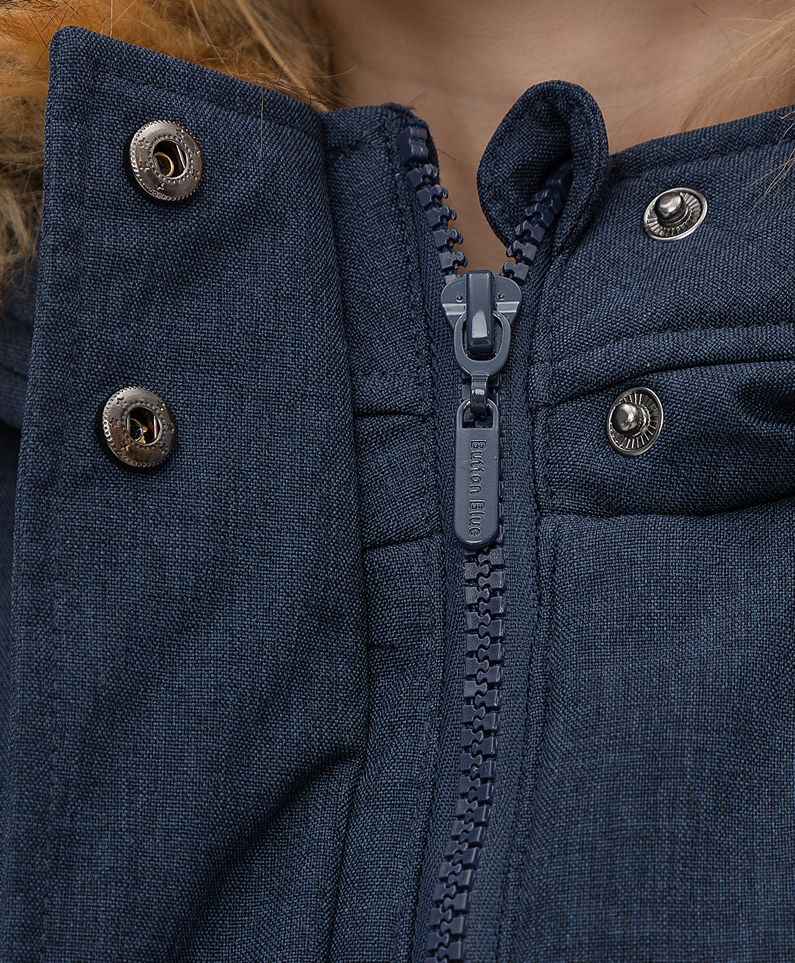 Пальто зимнее удлиненное с капюшоном и накладными карманами синее Button Blue