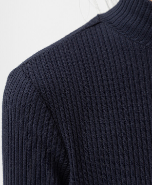 Водолазка трикотажная однотонная синяя Button Blue