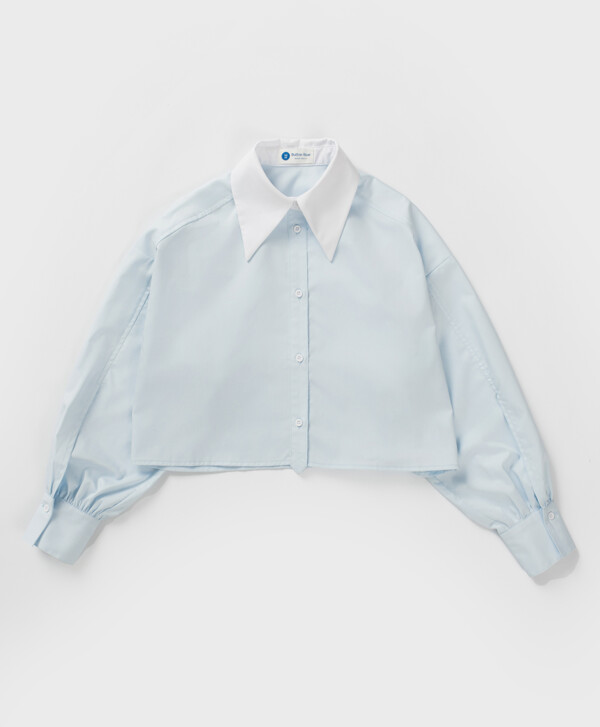 Блузка укороченная с белым воротником голубая Button Blue
