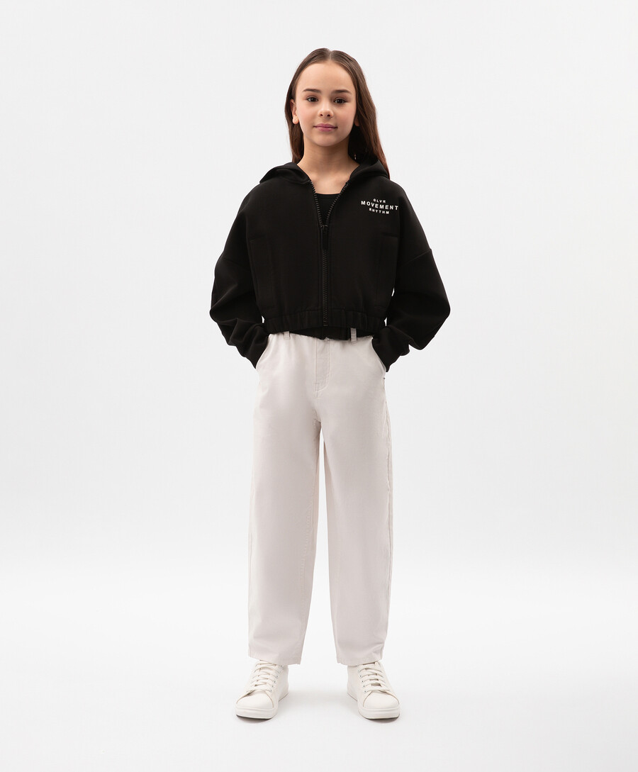 Джинсы для девочки силуэта Mom fit белые с контрастным поясом Gulliver